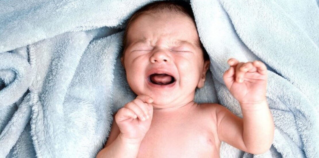 Коліки у немовлят. Чому виникають, та як їх полегшити
